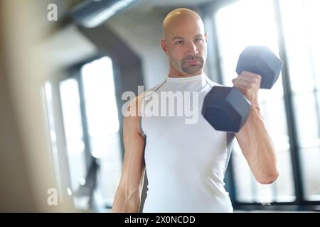 Mann, Gewichtheben und ernsthaft im Fitnessstudio für Fitness mit Hantel, Workout Herausforderung und starke Muskeln. Bodybuilder, Profisportler und Krafttraining Stockfoto