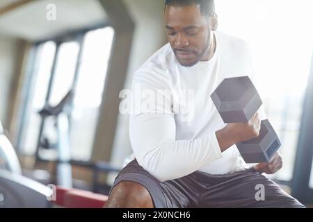 Schwarzer Mann, Gewichtheben und Training im Fitnessstudio für Fitness mit Hantel, Workout Herausforderung und starke Muskeln. Bodybuilder, Profisportler und Kraft Stockfoto
