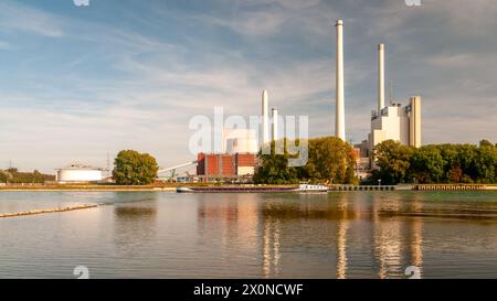 Blick auf das Dampfkraftwerk Rheinhafen und den Eingang zum Rheinhafen Karlsruhe Stockfoto