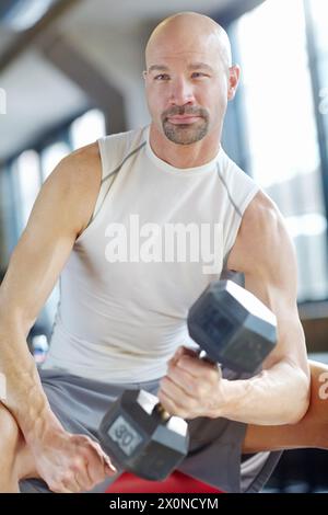 Mann, Gewichtheben und Workout im Fitnessstudio für Kraft mit Kurzhantel, Fitness-Herausforderung und starke Muskeln. Bodybuilder, Profisportler und Training für Stockfoto
