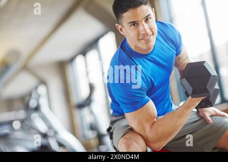 Mann, Gewichtheben und Workout Porträt für Fitness mit Kurzhantel, Übung Herausforderung und starken Muskeln. Bodybuilder, Profisportler und Kraft Stockfoto