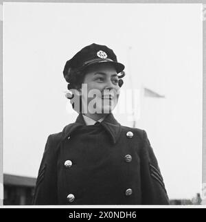 Sergeant Joan Baker aus Lincolnshire dient im Nahen Osten als Unteroffizier der WAAF, als Ausbilder für körperliches Training und zuvor in Operationen und klerikalen Aufgaben. Fotografisches negativ, Royal Air Force. Stockfoto