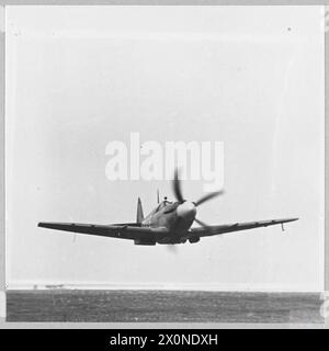 DAS NEUESTE SPITFIRE : MARK XII - für die Geschichte siehe CH.12726 Bild (Ausgabe 1944) zeigt - das Flugzeug im Flug. Fotografisches negativ, Royal Air Force Stockfoto