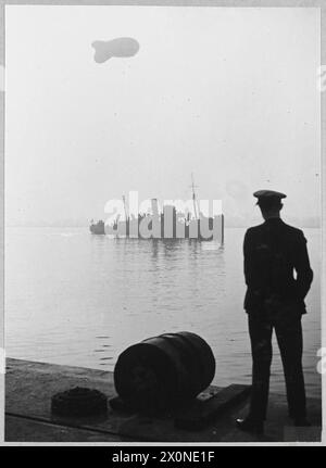 BALLONSCHUTZ FÜR KANALKONVOIS - für die Geschichte siehe CH.4940 Schiff und Ballon kamen sicher zurück im Hafen an. Fotografisches negativ, Royal Air Force Stockfoto