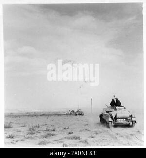 BILDER AUS DER westlichen WÜSTE - Panzer, die nach der Schlacht zur Basis zurückkehren, fotografisches negativ, britische Armee Stockfoto