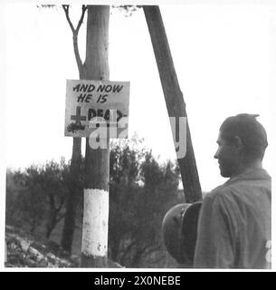 ITALIEN: FÜNFTER ARMYWITH DER AMERIKANER AN DER VENAFRO-FRONT - diese vier Schüsse, die nacheinander laufen, erzählen die Geschichte eines amerikanischen Soldaten, der die Schilder der Armee und die Straßenfahrt ignoriert. Fotografisches negativ, britische Armee Stockfoto