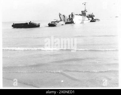 ITALIEN: FÜNFTE ARMYSUPPLIES FÜR ANZIO BRÜCKENKOPF - Enten, die von einem L.C.T. entladen werden, die wegen des flachen Wassers nicht näher an den Strand kommen konnten. Fotografisches negativ, britische Armee Stockfoto