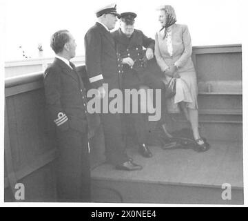 Mr. Und Mrs. Churchill sind auf der Brücke der Queen Mary mit Captain Bissett und Commander C.R. Thompson, RN., seinem ADC, nach der Rückkehr aus Kanada. Stockfoto