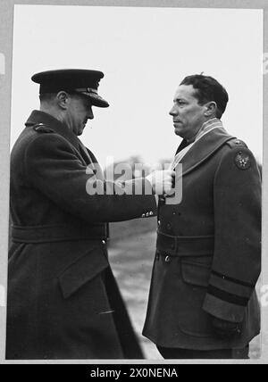 INVASION AN EINER AMERIKANISCHEN KAMPFFLUGSTATION IN GROSSBRITANNIEN – für die Geschichte siehe CH.12609 Picture (ausgestellt 1944) Shows – General Elwood R. Quesada, Commanding General U.S. 9th Air Force, Fighter Command, ist mit dem C.B.E. von Air Chief Marshal Sir Trafford Leigh-Mallory dekoriert. Fotografisches negativ, Royal Air Force Stockfoto