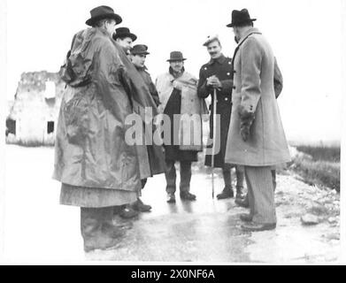 BRITISCHE Abgeordnete BESUCHEN DAS ALTE SCHLACHTFELD - Lieut. Colonel Wilson und Brigadier H.C. Partridge, DSO., die beide in dieser Gegend aktiv waren, führen die M.PS auf einer Tour durch Cassino und die umliegenden Schlachtfelder durch. Mitglieder der Partei sind: Lieut. Colonel Wilson (mit Gehstock) Brigadier H.C. Partridge (in Baskenmütze und mackintosh) Captain F.J. Bellender, M.P. für Bassetlaw (mit schwarzem Hut) Major H.G. Studholme, M.P. für Tavistock (in Wellington-Stiefeln) W/Cdr. A.W.H. James, MC., Abgeordneter für Wellingborough Captain R.H. Bernays, M.P. für Bristol N. Fotonegativ, British Army Stockfoto