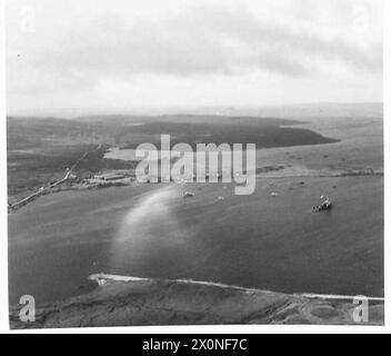 MIT DEM FLUGZEUG NACH ISLAND - Blick aus der Luft auf dem Weg. Fotografisches negativ, britische Armee Stockfoto