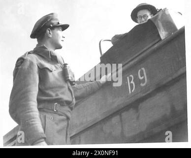Captain R. Buachan-Allen, ein Transportoffizier aus South Brent, Devon, wird gezeigt, wie er den Duck-Fahrer J.F. Winder aus Lancaster während der Versorgungsoperationen für die Fünfte Armee am Anzio-Brückenkopf in Italien leitet. Das Bild zeigt die logistischen Bemühungen, die die alliierten Streitkräfte während des italienischen Feldzugs unterstützen. Stockfoto