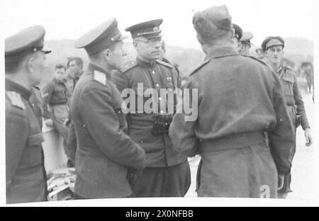 ITALIEN: ACHTE ARMEE - der Bau einer Bailey-Brücke über den Sangro wird Generalmajor Vasiliev von Major E.L. Montgomery 10 FD erklärt. Coy., Royal Canadian Engineers, aus Kimberley, br.Columbia, dessen Firma die Brücke baut. Generalmajor Solodovnik ist neben General Vasiliew. Fotografisches negativ, britische Armee Stockfoto