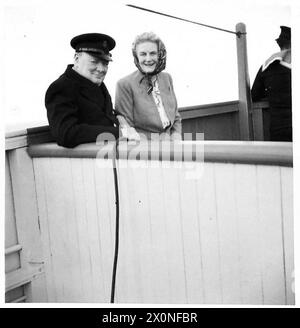 Fotografisches negativ, das Mr. Und Mrs. Churchill auf der Brücke des Schiffes zeigt. Queen Mary genießt Sonnenschein während ihrer Rückreise aus Kanada. Stockfoto