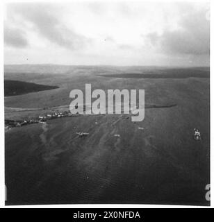 MIT DEM FLUGZEUG NACH ISLAND - Blick aus der Luft auf dem Weg. Fotografisches negativ, britische Armee Stockfoto