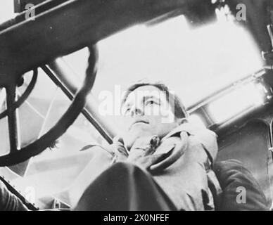 Fotografisches negativ mit Air Commodore L.G. le B. Croke und Lieutenant Lord Rossmore mit einer neuen Rettungsweste für Flieger, die die Entwicklungen des Air/Sea Rescue Service veranschaulicht. Stockfoto