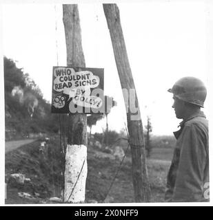 ITALIEN: FÜNFTER ARMYWITH DER AMERIKANER AN DER VENAFRO-FRONT - diese vier Schüsse, die nacheinander laufen, erzählen die Geschichte eines amerikanischen Soldaten, der die Schilder der Armee und die Straßenfahrt ignoriert. Fotografisches negativ, britische Armee Stockfoto