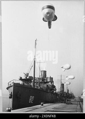 BALLONSCHUTZ FÜR KANALKONVOIS - für die Geschichte siehe CH.4940 Ballonschiffe zurück im Hafen, nachdem sie einen Konvoi sicher nach Hause gebracht haben. Fotografisches negativ, Royal Air Force Stockfoto