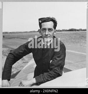 Der Flugmechaniker AC/1 John Hardwick aus Biggin Hill, Kent, inspiziert und wartet Flugzeugtriebwerke, sorgt für die Lufttüchtigkeit und bereitet Flugzeuge für RAF-Piloten vor. Das fotografische negativ dokumentiert die Verantwortlichkeiten der RAF-Bodenbesatzung in der Luftfahrt der 1940er Jahre. Stockfoto
