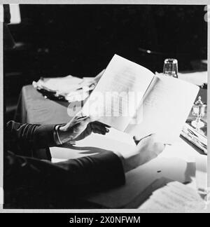 SIR ARCHIBALD SINCLAIR UNTERZEICHNET DIE VERLÄNGERUNG DES EMPIRE AIR TRAINING SCHEME (BILD 1943). Weitere Informationen finden Sie in CH.9160 The Agreement. Fotografisches negativ, Royal Air Force Stockfoto