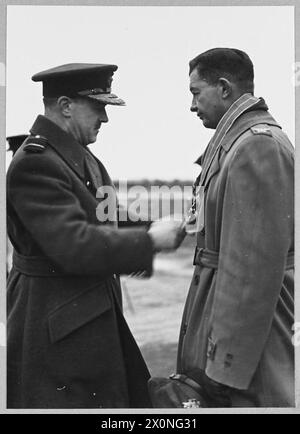 INVESTITUR IN EINER AMERIKANISCHEN JAGDSTATION IN GROSSBRITANNIEN - für die Geschichte siehe CH.12609 Picture (ausgestellt 1944) Shows - Air Chief Marshal Sir Trafford Leigh-Mallory dekoriert Colonel H.W. Ehrgott, mit dem C.B.E. fotografischen negativ Royal Air Force Stockfoto