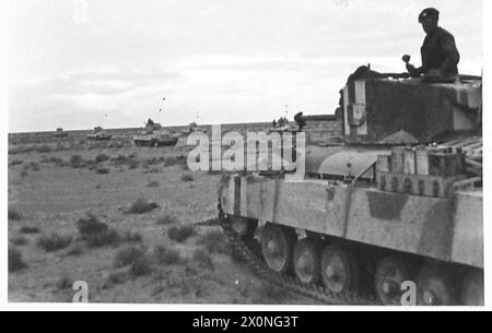 BILDER AUS DER westlichen WÜSTE - britische Panzer, die in der Nähe von Bardia gegen den Feind vorgehen. Fotografisches negativ, britische Armee Stockfoto