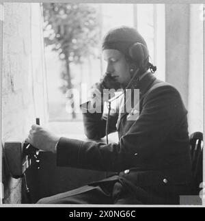 Ein Trainee RAF-Kampfflugzeuge absolviert in einem geschlossenen Raum den Funktelefonunterricht und übt unter Anleitung des Ausbilders die richtigen Anruf- und Empfangstechniken. Fotografisches negativ, Royal Air Force. Stockfoto