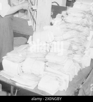 DEUTSCHLAND UNTER ALLIIERTER BESATZUNG 1945 - im Postamt der Britischen Armee in Hamburg sortieren deutsche Postbeamte Wahlbriefe für die Armee der Besatzung Stockfoto