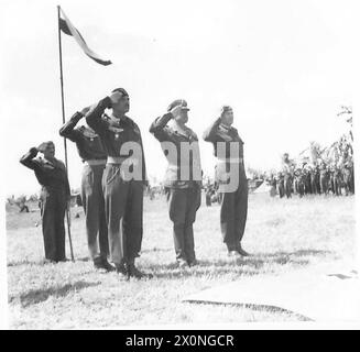 DIE POLNISCHE ARMEE IM ITALIENISCHEN FELDZUG, 1943-1945 - General Władysław anders, C-in-C der polnischen Streitkräfte, Feldmarschall Harold Alexander, Kommandeur der alliierten Armeen in Italien, und General Zygmunt Bohusz-Szyszko, Kommandeur des 2. Polnischen Korps, das Foto wurde im Hauptquartier des 2. Polnischen Korps in der Nähe von Bologna während des Besuchs von Feldmarschall Alexander bei verschiedenen Einheiten aufgenommen, die für die Eroberung der Stadt verantwortlich waren, 24. April 1945 polnische Armee, polnische Streitkräfte im Westen, polnische Armee, II., 8. Armee, anders, Władysław, Alexander, Stockfoto