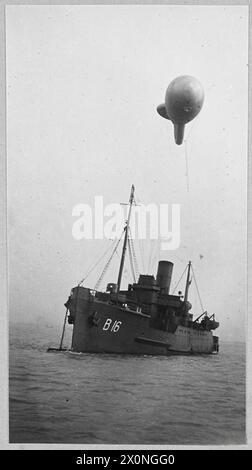 BALLONSCHUTZ FÜR KANALKONVOIS - für die Geschichte siehe CH.4940 Ballonschiffe auf dem Weg, um sich einem eintreffenden Konvoi anzuschließen und zu bewachen. Fotografisches negativ, Royal Air Force Stockfoto