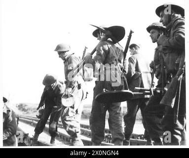 ITALIEN: FÜNFTE ARMYCROSSING DES GARIGLIANO RIVER - Royal Engineers begeben sich zum gegenüberliegenden Ufer des Flusses, um eine Pontonbrücke zu reparieren, die durch feindliches Feuer beschädigt wurde. Fotografisches negativ, britische Armee Stockfoto