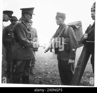 COMMANDER-IN-C HOME FORCESINSPECTS LIASON REGIMENT - Männer des Liaison Regiments Parade vor dem C-in-C stellt der C-in-C Eine Frage bezüglich der Tommy-Waffe. Fotografisches negativ, britische Armee Stockfoto