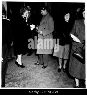 ERSTE NACHT DES „BURMA VICTORY“ IM WARNER THEATRE, LONDON - der Produzent Leutnant Colonel David Macdonald kommt ins Kino. Fotografisches negativ, britische Armee Stockfoto