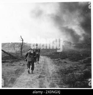 ACHTE ARMEE: STÜRMT DEN SENIO RIVER – Infanteristen steigen in den Rauchschutz über dem Flussufer des Senio. Fotografisches negativ, britische Armee Stockfoto