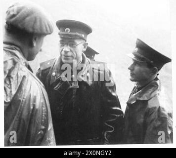 ITALIEN: FÜNFTER ARMYTHE ANGRIFF AUF DEN BERG CAMINO - drei russische Generäle besuchten unsere Truppen auf dem Mt. Camino und werden gesehen, wie verletzte Männer auf der Bergbahn vorbeifahren und mit der Brigadebrigade der Garde sprechen. Fotografisches negativ, britische Armee Stockfoto