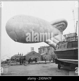 BALLONSCHUTZ FÜR KANALKONVOIS - zur Geschichte siehe CH.4940 Ein Ballon, der von einem vor der Küste verankerten Schiff zur Werft gebracht wurde, um Reparaturen und eine erneute Druckprüfung durchzuführen. Fotografisches negativ, Royal Air Force Stockfoto