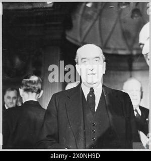 SIR ARCHIBALD SINCLAIR UNTERZEICHNET DIE VERLÄNGERUNG DES EMPIRE AIR TRAINING PLAN - für Geschichte siehe CH.9160 The Rt. Hr. S.M. Bruce [hoher Kommissar für Australien]. Fotografisches negativ, Royal Air Force Stockfoto