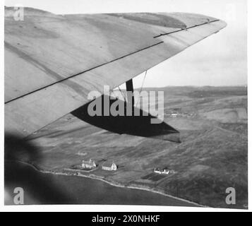 MIT DEM FLUGZEUG NACH ISLAND - Blick aus der Luft auf dem Weg. Fotografisches negativ, britische Armee Stockfoto