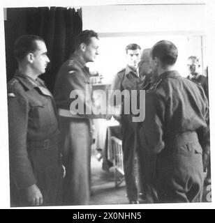 NORTH AFRICAINSPECTION VON DMS APHQ DES MEDIZINISCHEN DIENSTES : 1 PANZERDIVISION - Generalmajor Cowell schüttelt die Hand mit Offizieren der 1. Leichten Feldambulanz. Fotografisches negativ, britische Armee Stockfoto