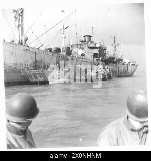 ITALIEN: FÜNFTE ARMYSUPPLIES FÜR ANZIO BRÜCKENKOPF - Ducks neben einem Liberty-Schiff, das mit Vorräten beladen wird. Fotografisches negativ, britische Armee Stockfoto