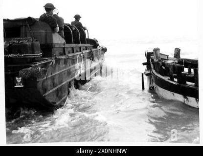 ITALIEN: ACHTE "ENTEN" KOMMEN DURCH - beladen mit Verletzten, fährt einer der Amphibien los. Fotografisches negativ, britische Armee Stockfoto