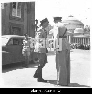 ITALIEN: GENERAL SIR H. ALEXANDER ERÖFFNET EIN RASTLAGER - General Alexander wird bei der Ankunft von Generalmajor A. L. Collier, CBE.,MC.,OC No. 3 District getroffen. Fotografisches negativ, britische Armee Stockfoto