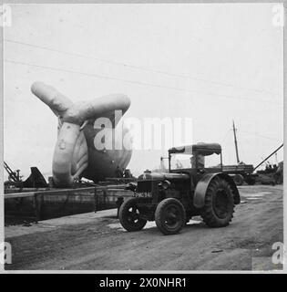 BALLONSCHUTZ FÜR KANALKONVOIS - für die Geschichte siehe CH.4940 Ein Ballon, der auf einen Beiboot zur Rückkehr zum Mutterschiff „geladen“ wird. Fotografisches negativ, Royal Air Force Stockfoto