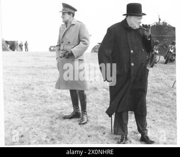 PREMIERMINISTER BESUCHT S.E. KOMMANDO - der Premierminister und General Sir Bernard Paget, (Oberbefehlshaber, Home Forces) fotografisches negativ, britische Armee Stockfoto