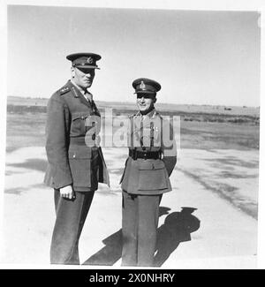 C-IN-C's TOUR DURCH DIE 10. ARMEE - C-in-C in Bagdad mit General ( ). Fotografisches negativ, britische Armee Stockfoto