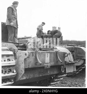 Personal der britischen Armee lädt während eines Trainings Granaten in Churchill-Panzer. Stockfoto