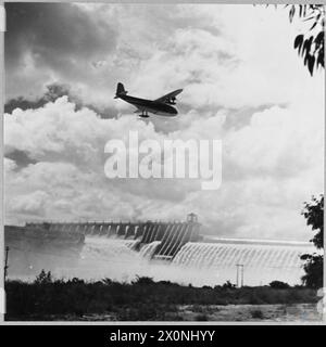 BRITISH OVERSEAS AIRWAYS DURCHQUEREN DEN AFRIKANISCHEN KONTINENT - für die Geschichte siehe CH.14071 Bild (Ausgabe 1944) zeigt - Ein BOAC Empire Fluggast, der über den Damm über den Vaal River in Südafrika in der Nähe von Johannesburg kreisen wird. Auf dem See über diesem Damm hat BOAC eine Ausbildungsschule für Flugzeugbesatzungen und Startmannschaften für die Empire Routen eingerichtet. Fotografisches negativ, Royal Air Force Stockfoto