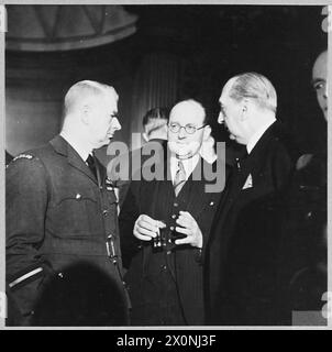 SIR ARCHIBALD SINCLAIR UNTERZEICHNET DIE VERLÄNGERUNG DES EMPIRE AIR TRAINING SCHEME (BILD 1943). Für die Geschichte siehe CH.9160 von links nach rechts - Air Commodore A. de T. Nevill [Air Officer Commanding, RNZAF HQ London] Mr. M. Campbell [Offizieller Sekretär, Büro des Hohen Kommissars für Neuseeland] The Rt.Hon. S.M. Bruce [High Commissioner for Australia], fotografisches negativ, Royal Air Force Stockfoto