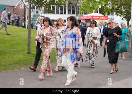 Liverpool, Großbritannien. April 2024. 13. April 2024; Aintree Racecourse, Aintree, Merseyside, England: 2024 Grand National Festival Day 3; Rennfahrer kommen am 3. Tag des Festivals auf dem Kurs an. Credit: Action Plus Sports Images/Alamy Live News Stockfoto