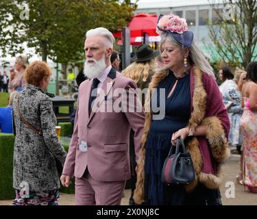 Liverpool, Großbritannien. April 2024. 13. April 2024; Aintree Racecourse, Aintree, Merseyside, England: 2024 Grand National Festival Day 3; Rennfahrer kommen am 3. Tag des Festivals auf dem Kurs an. Credit: Action Plus Sports Images/Alamy Live News Stockfoto